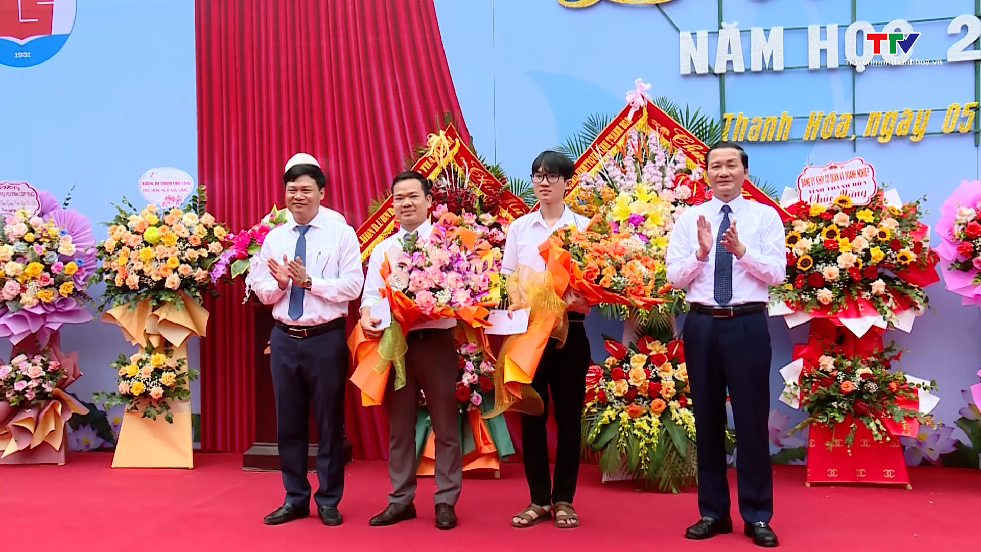 Chủ tịch UBND tỉnh Đỗ Minh Tuấn dự lễ khai giảng năm học mới - Ảnh 3.