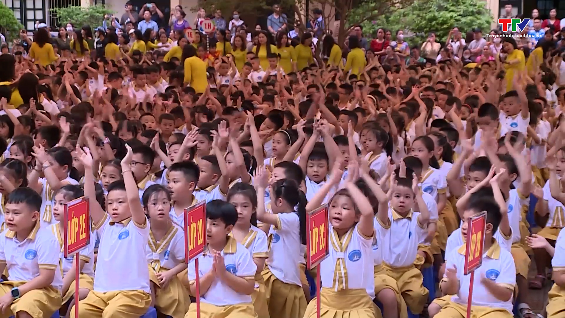Học sinh thành phố Thanh Hóa hân hoan bước vào năm học mới - Ảnh 3.