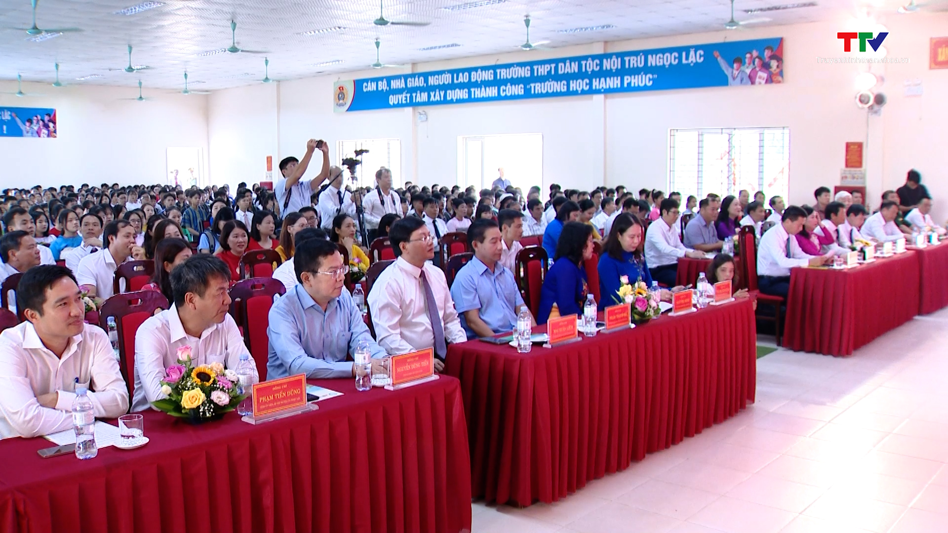 Phó Chủ tịch nước Võ Thị Ánh Xuân dự Lễ khai giảng năm học mới tại trường THPT Dân tộc nội trú Ngọc Lặc - Ảnh 4.