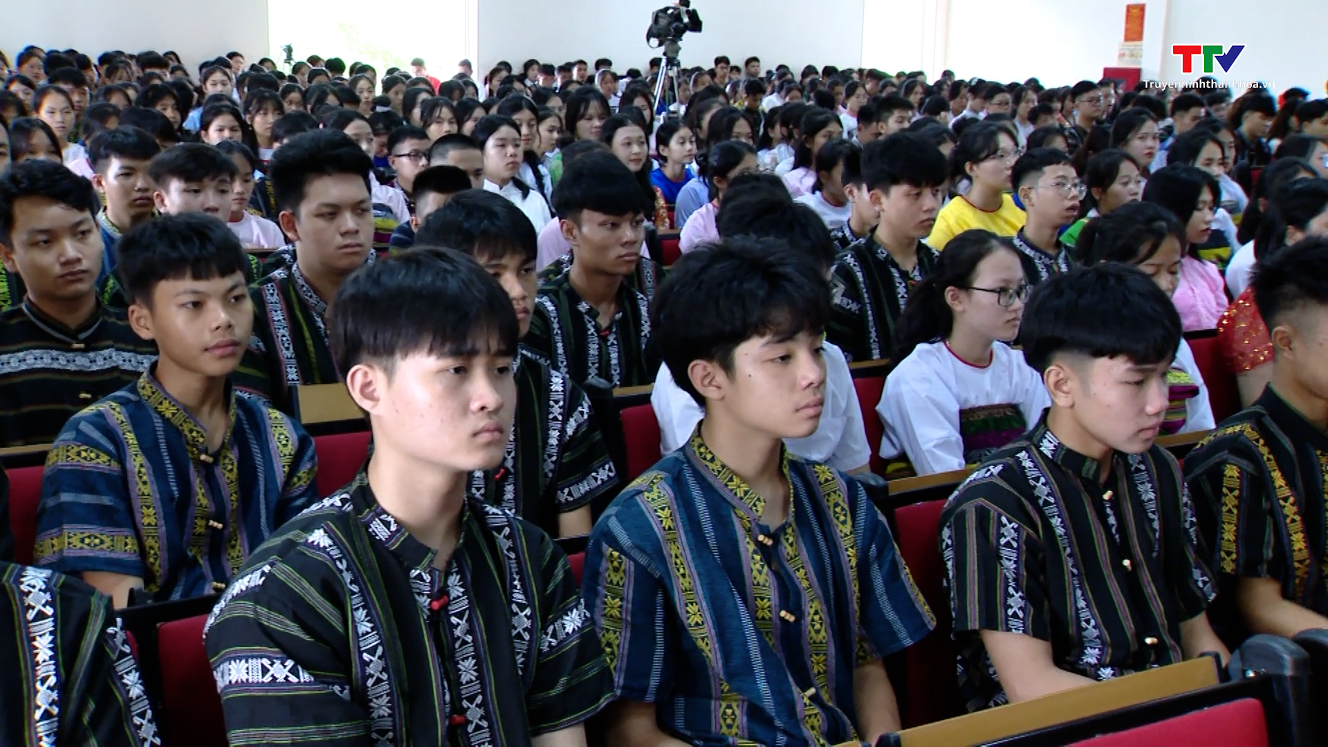 Phó Chủ tịch nước Võ Thị Ánh Xuân dự Lễ khai giảng năm học mới tại trường THPT Dân tộc nội trú Ngọc Lặc - Ảnh 6.