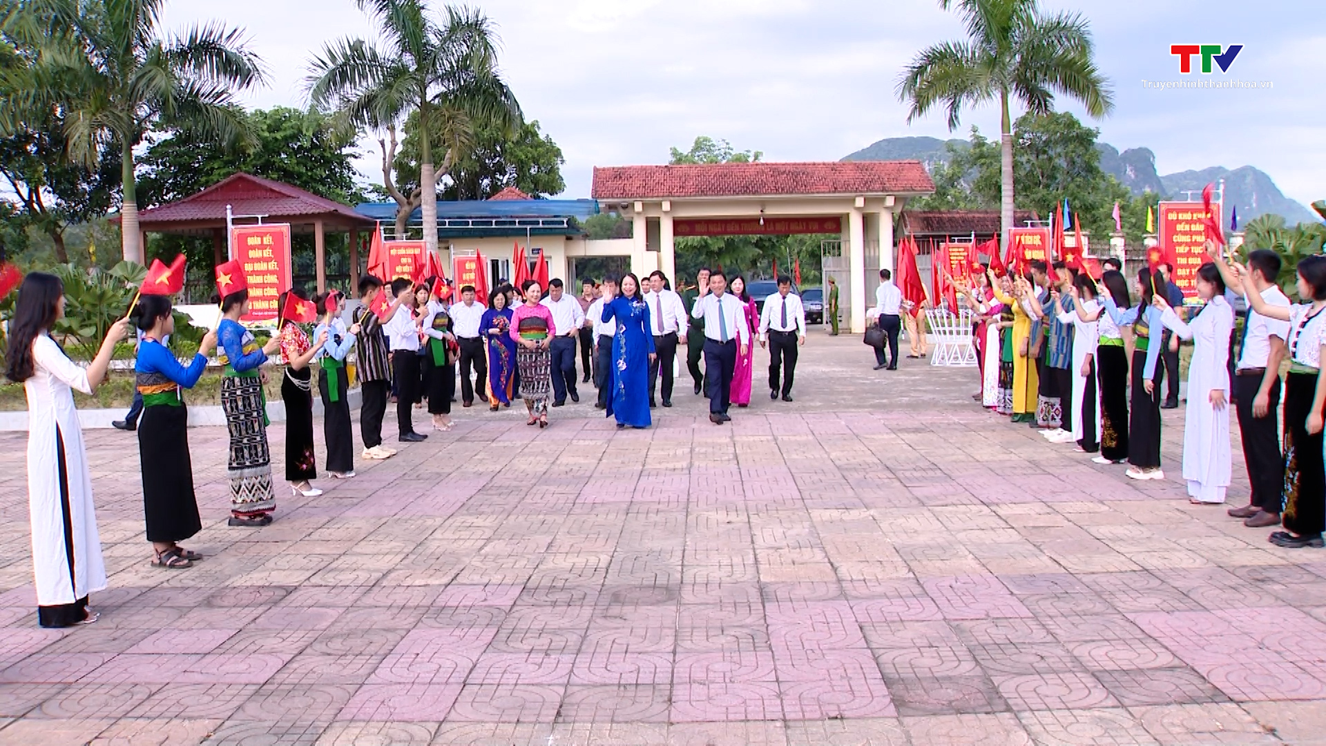 Phó Chủ tịch nước Võ Thị Ánh Xuân dự Lễ khai giảng năm học mới tại trường THPT Dân tộc nội trú Ngọc Lặc - Ảnh 1.