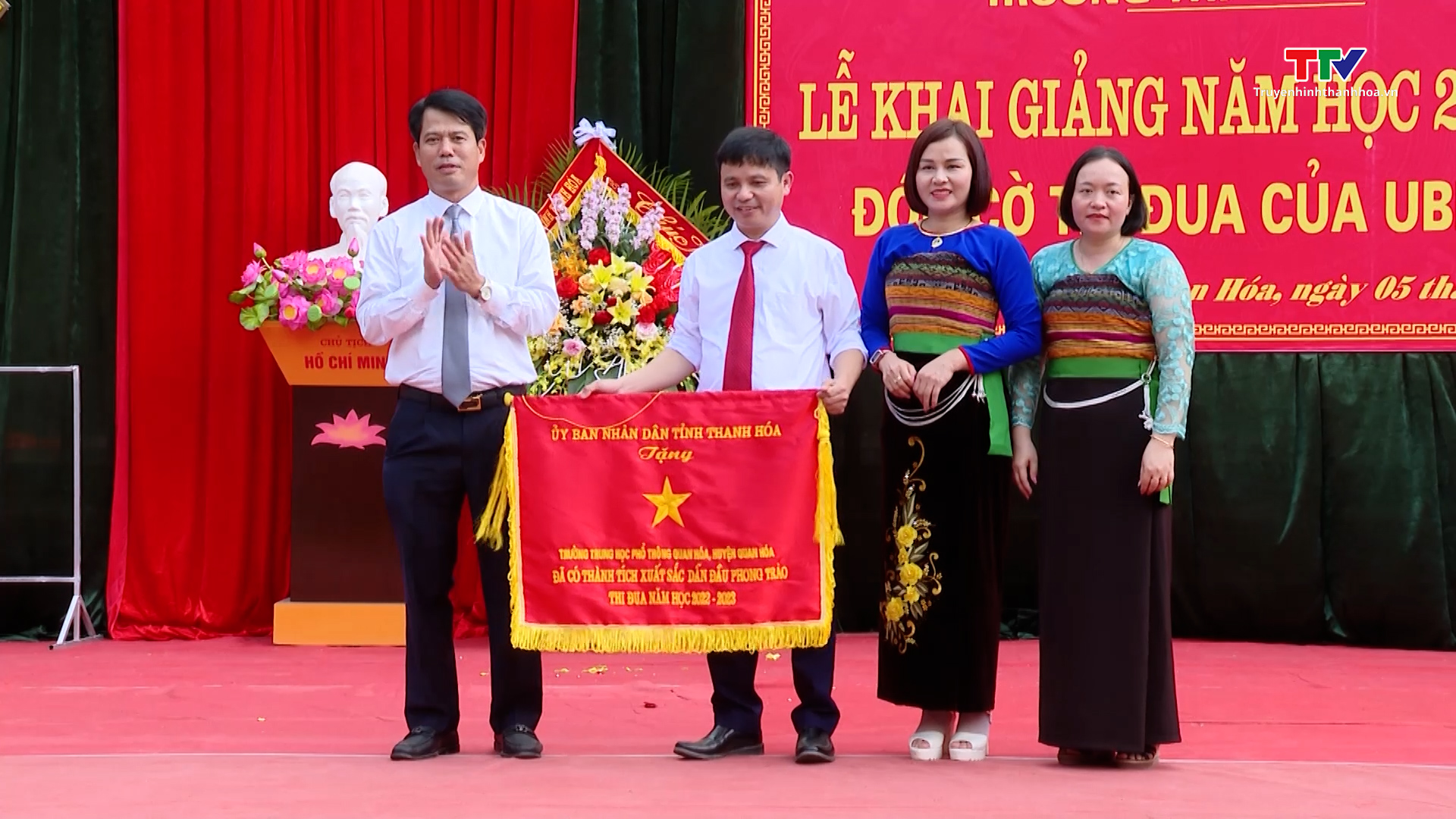 Trưởng ban Tuyên giáo Tỉnh ủy Đào Xuân Yên dự lễ khai giảng năm học mới tại Trường THPT Quan Hóa - Ảnh 4.