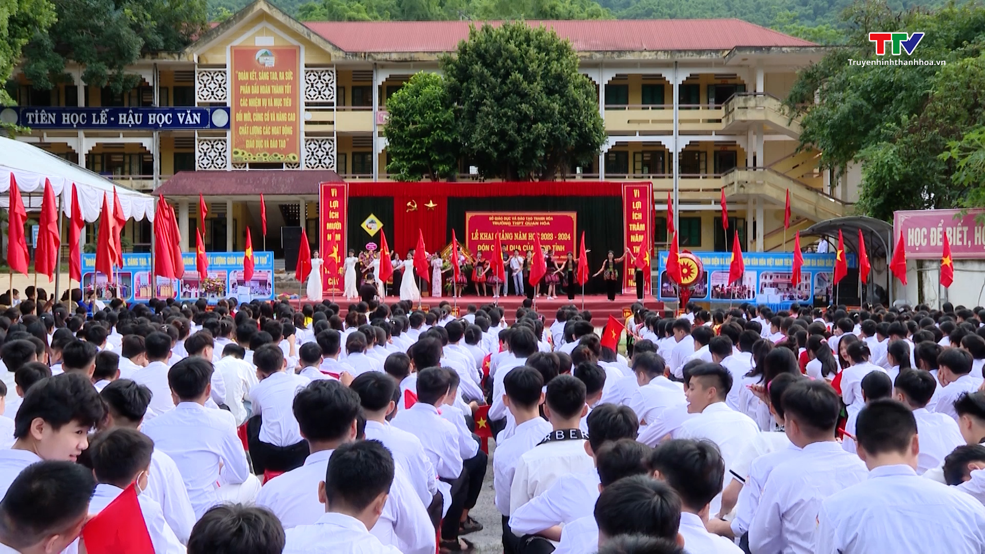 Trưởng ban Tuyên giáo Tỉnh ủy Đào Xuân Yên dự lễ khai giảng năm học mới tại Trường THPT Quan Hóa - Ảnh 2.