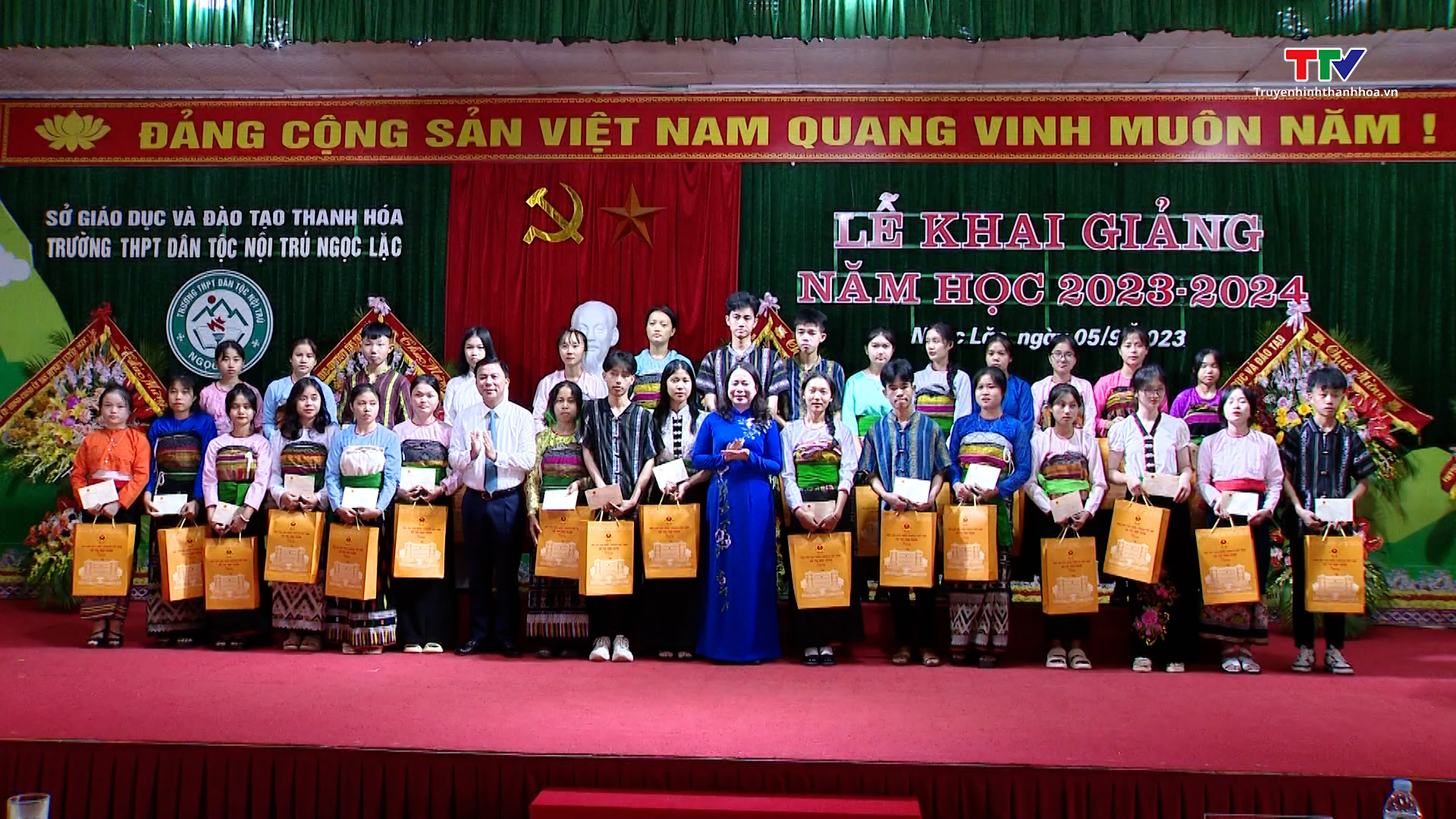 Phó Chủ tịch nước Võ Thị Ánh Xuân dự Lễ khai giảng năm học mới tại trường THPT Dân tộc nội trú Ngọc Lặc - Ảnh 7.