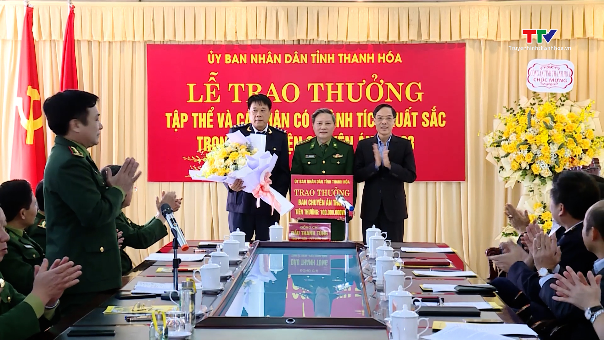 Trao thưởng cho Ban chuyên án triệt xóa đường dây ma túy từ Lào về Việt Nam- Ảnh 1.