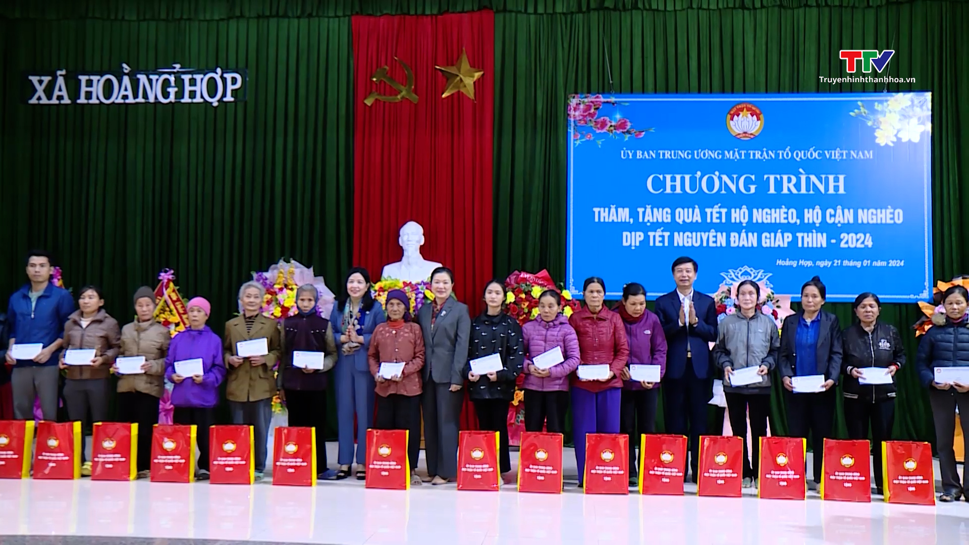 Phó Chủ tịch Ủy ban Trung ương MTTQ Việt Nam Trương Thị Ngọc Ánh thăm, tặng quà Tết tại tỉnh Thanh Hóa- Ảnh 1.