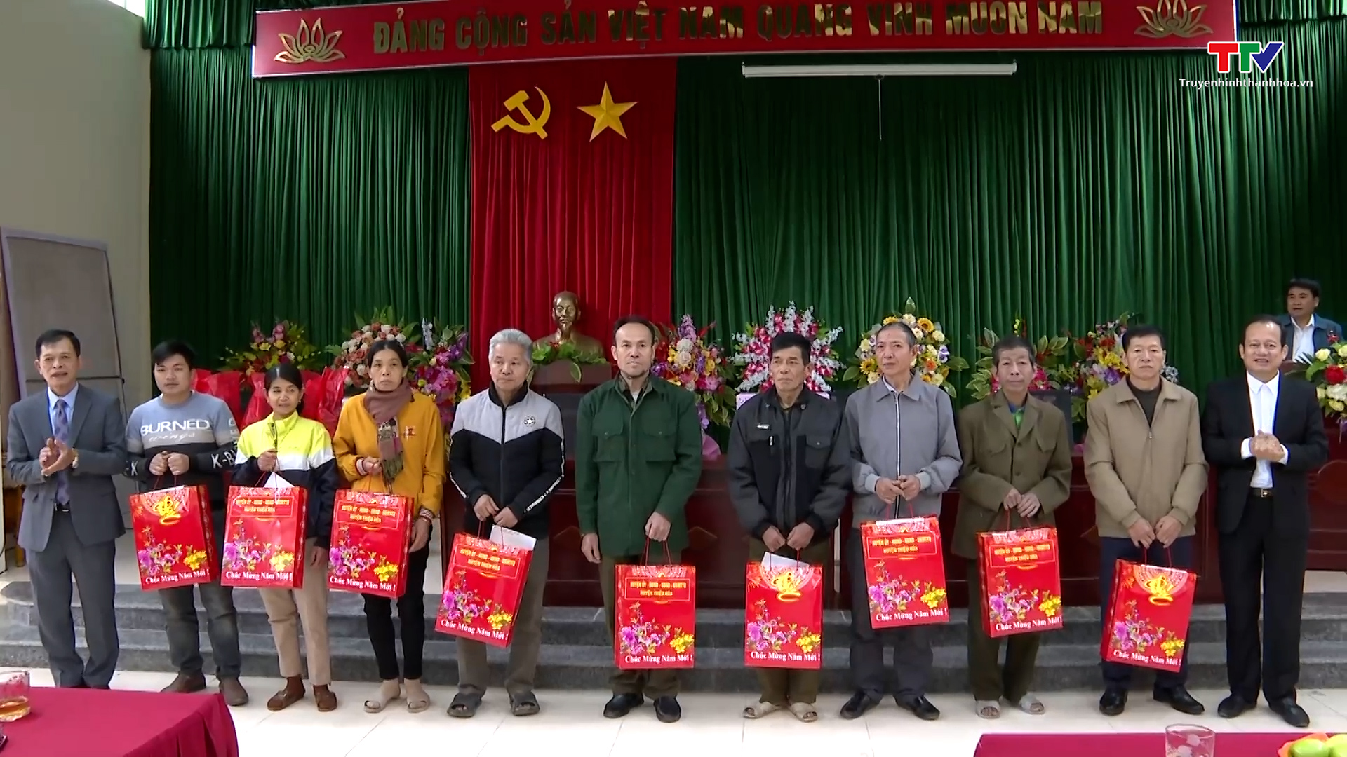 Huyện Thiệu Hóa viếng các anh hùng liệt sĩ tại hang Co Phường và tặng quà các gia đình chính sách- Ảnh 1.