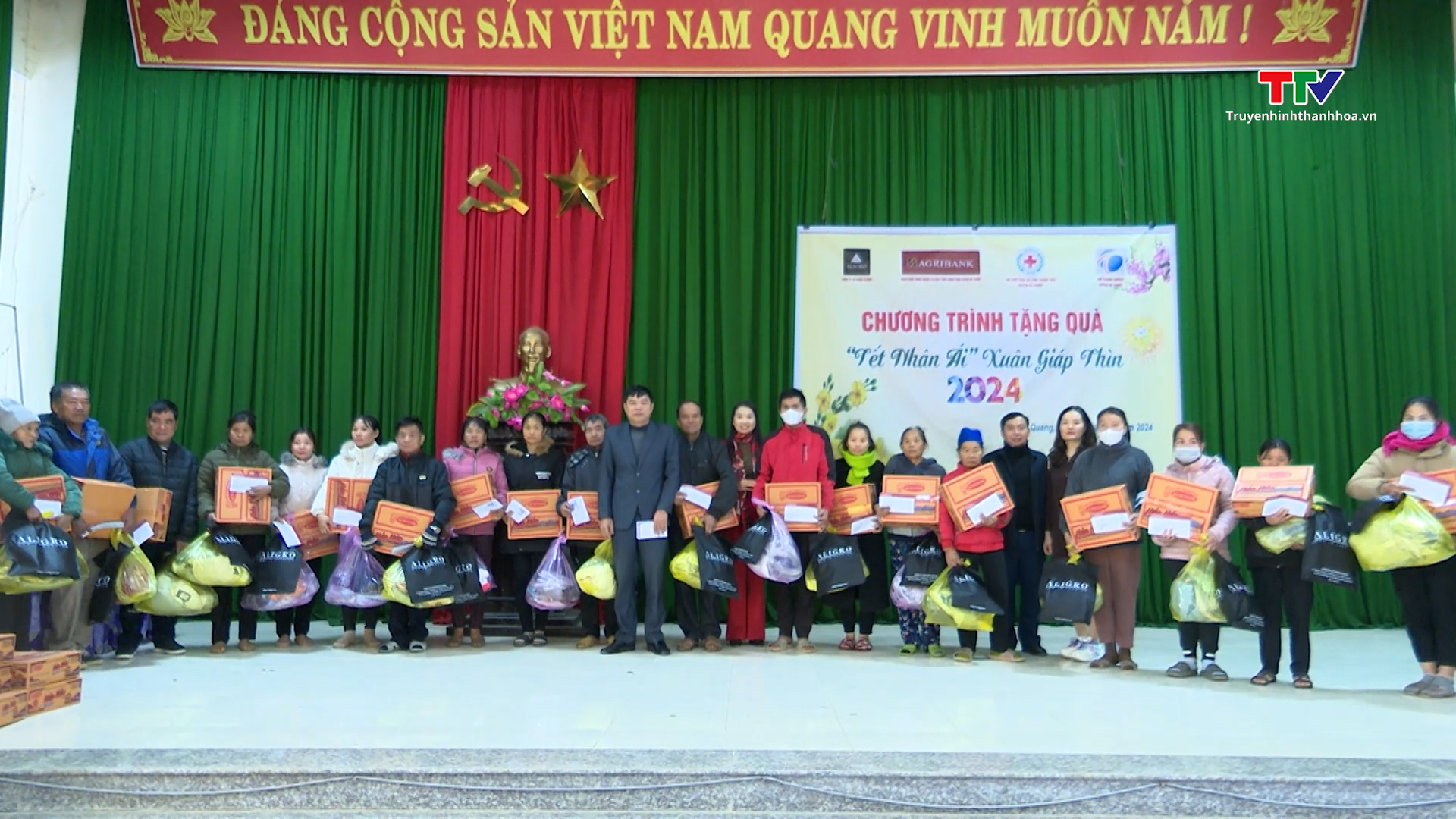 Tặng quà Tết nhân ái cho 100 hộ nghèo, cận nghèo ở xã Điền Quang, huyện Bá Thước- Ảnh 1.