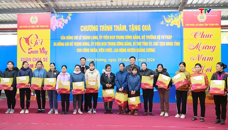 Bộ trưởng Bộ Tư pháp Lê Thành Long và Bí thư Tỉnh ủy Đỗ Trọng Hưng tặng quà công nhân lao động huyện Quảng Xương- Ảnh 1.