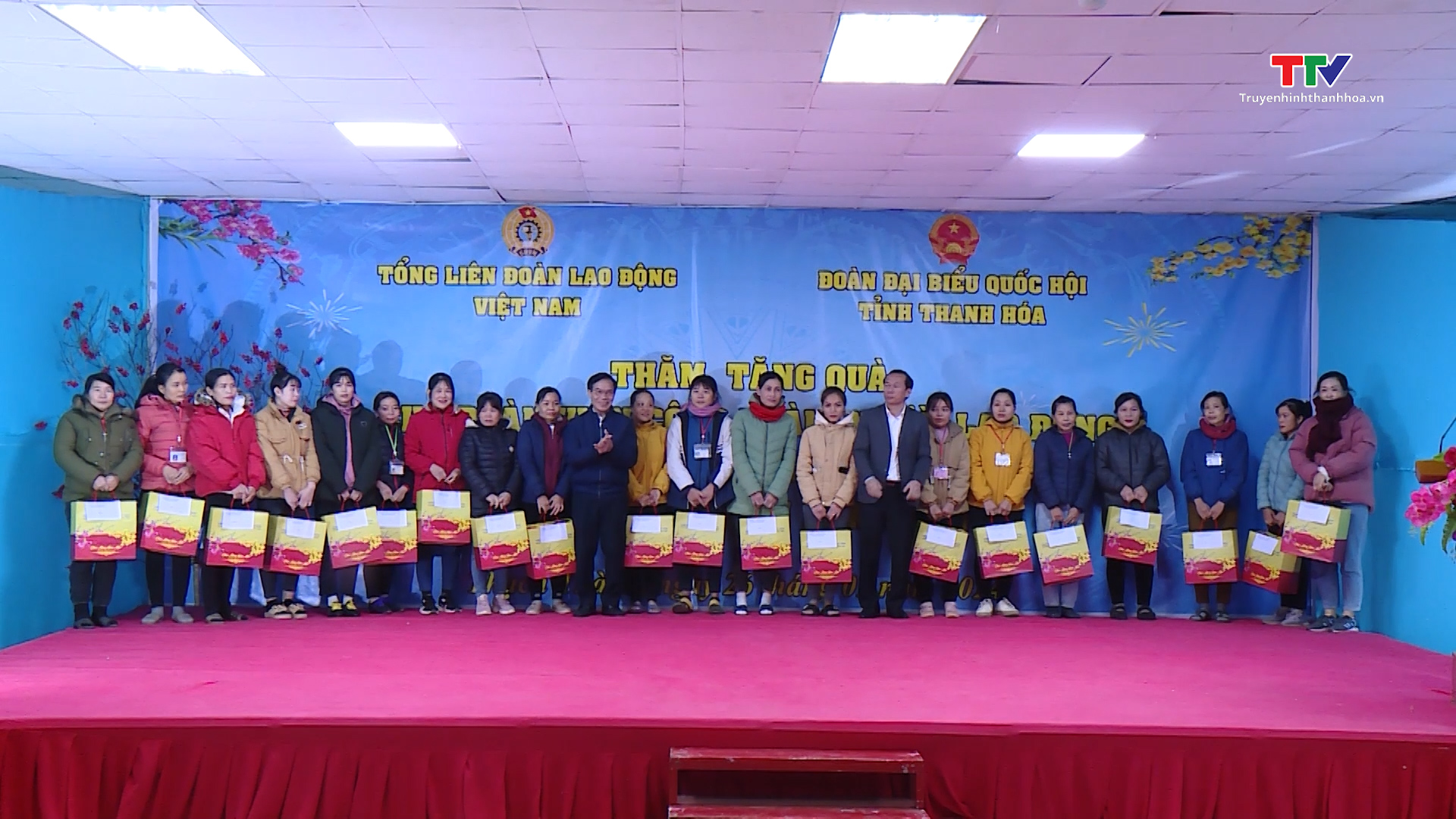 Đoàn công tác Ủy ban Pháp luật của Quốc hội tặng quà đoàn viên công đoàn, người lao động huyện Thạch Thành- Ảnh 1.