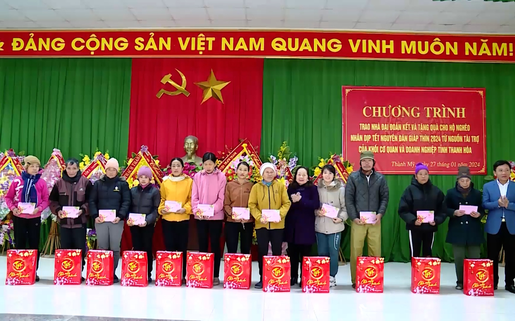 Trao nhà đại đoàn kết và tặng quà tết cho hộ nghèo tại Thạch Thành