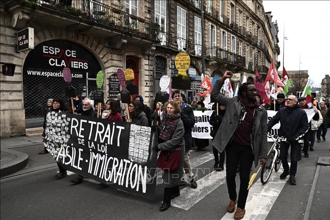 Pháp công bố luật nhập cư mới- Ảnh 1.