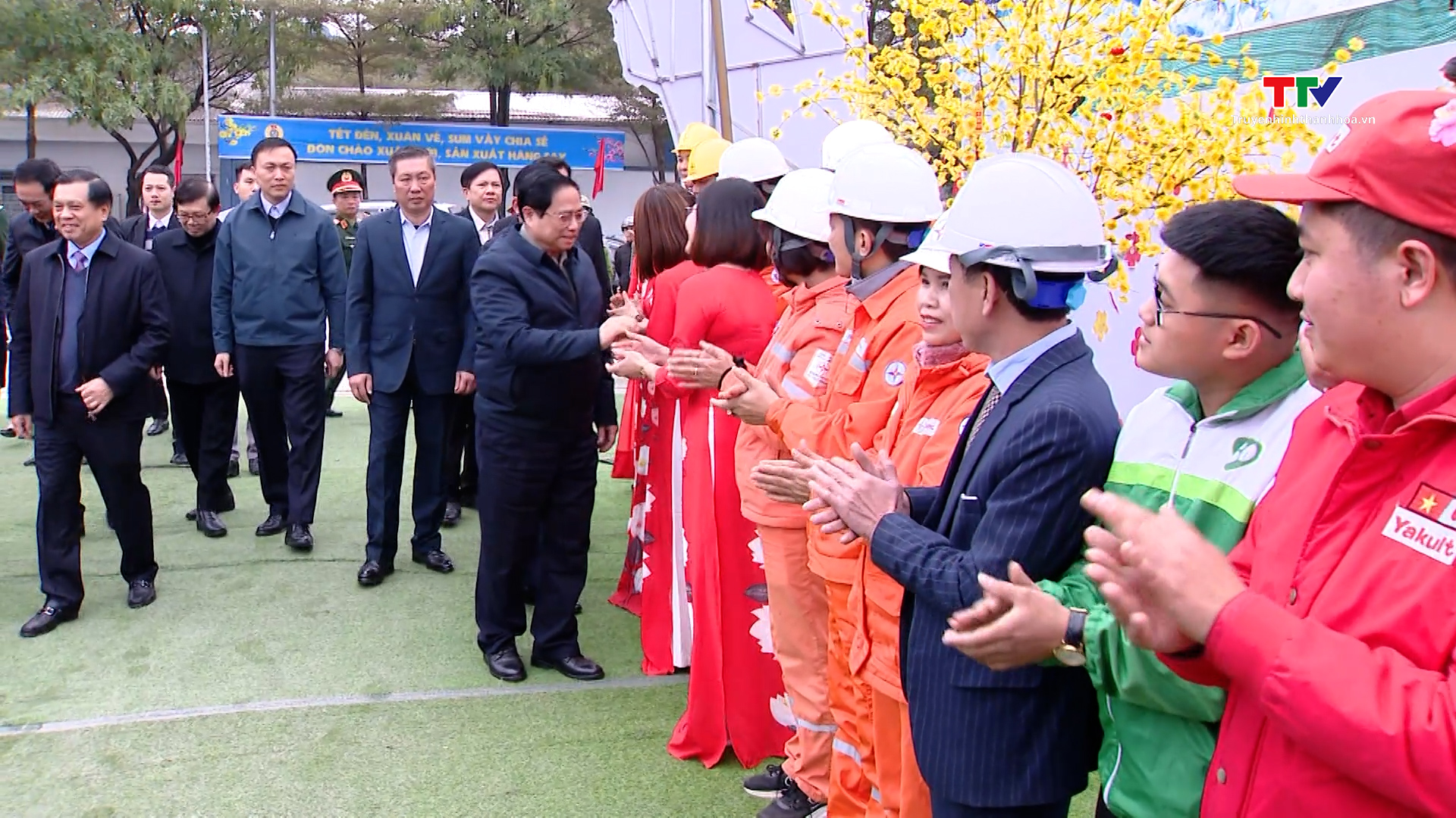 Thủ tướng Chính phủ thăm, tặng quà gia đình chính sách, hộ nghèo, công nhân lao động- Ảnh 3.