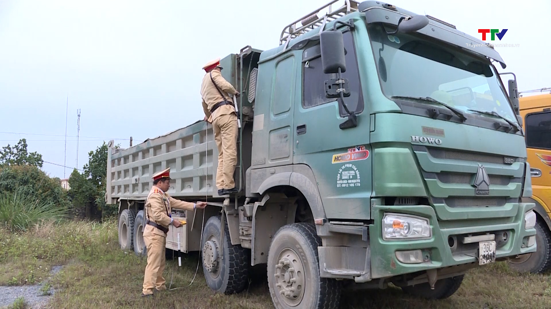 Công an huyện Yên Định cắt bỏ thành thùng xe ô tô tải cơi nới sai quy định- Ảnh 1.