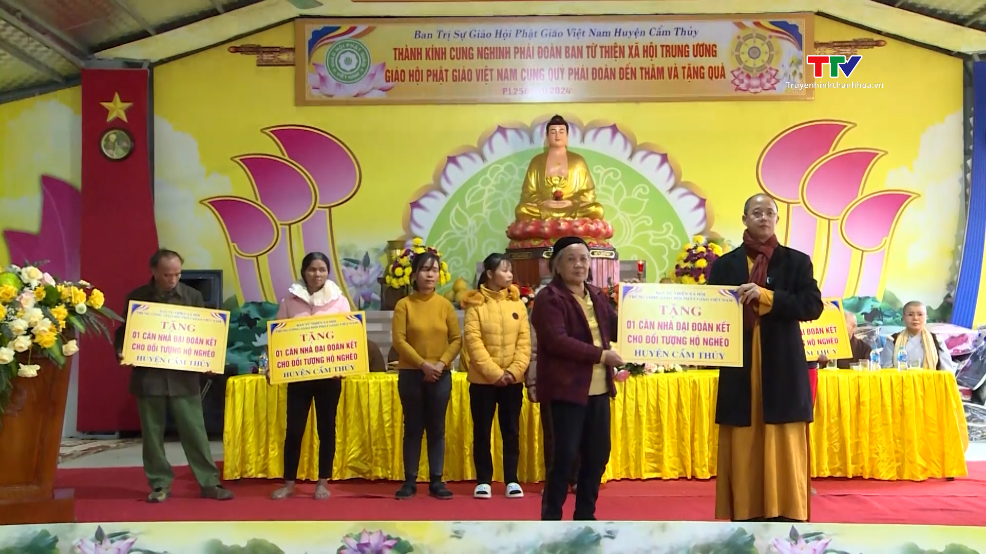 Hội Phật giáo trao tiền hỗ trợ làm nhà cho các hộ nghèo- Ảnh 1.