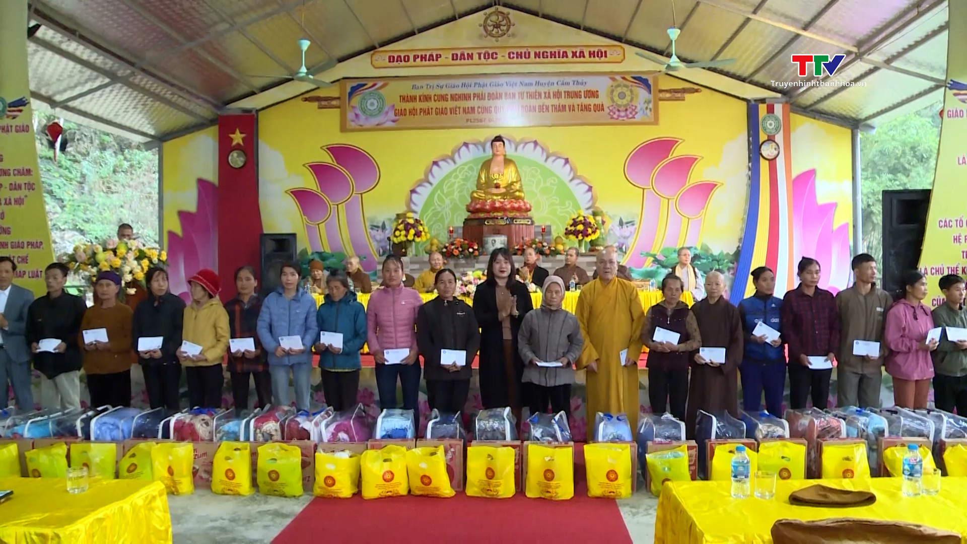 Hội Phật giáo trao tiền hỗ trợ làm nhà cho các hộ nghèo- Ảnh 2.