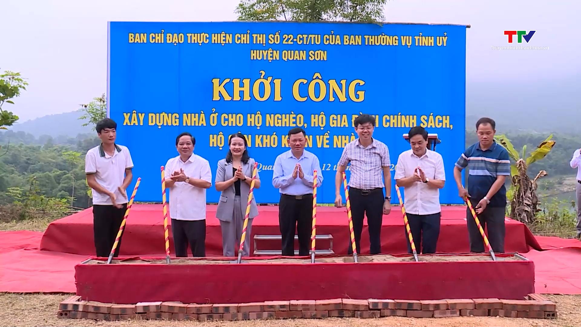 Phó Chủ tịch Thường trực UBND tỉnh Nguyễn Văn Thi dự lễ khởi công xây dựng nhà ở cho hộ nghèo huyện Quan Sơn- Ảnh 1.