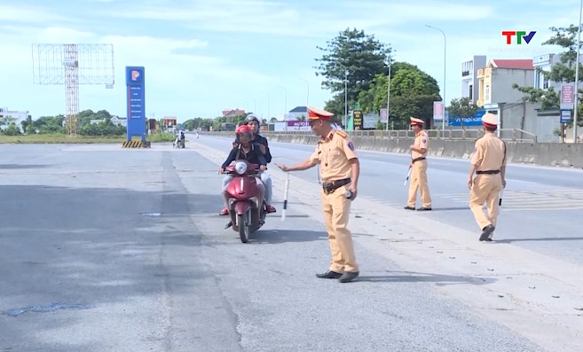 4 lỗi vi phạm giao thông có thể bị tước bằng lái xe ô tô đến 2 năm- Ảnh 1.