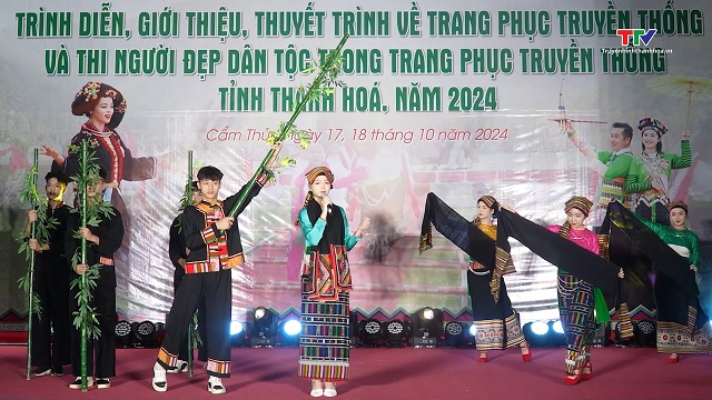 Hội thi trình diễn trang phục truyền thống và thi người đẹp dân tộc trong trang phục truyền thống- Ảnh 1.