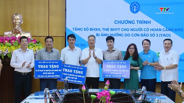 Trao tặng sổ bảo hiểm xã hội, thẻ bảo hiểm y tế cho người dân có hoàn cảnh khó khăn bị ảnh hưởng bởi bão số 3- Ảnh 1.