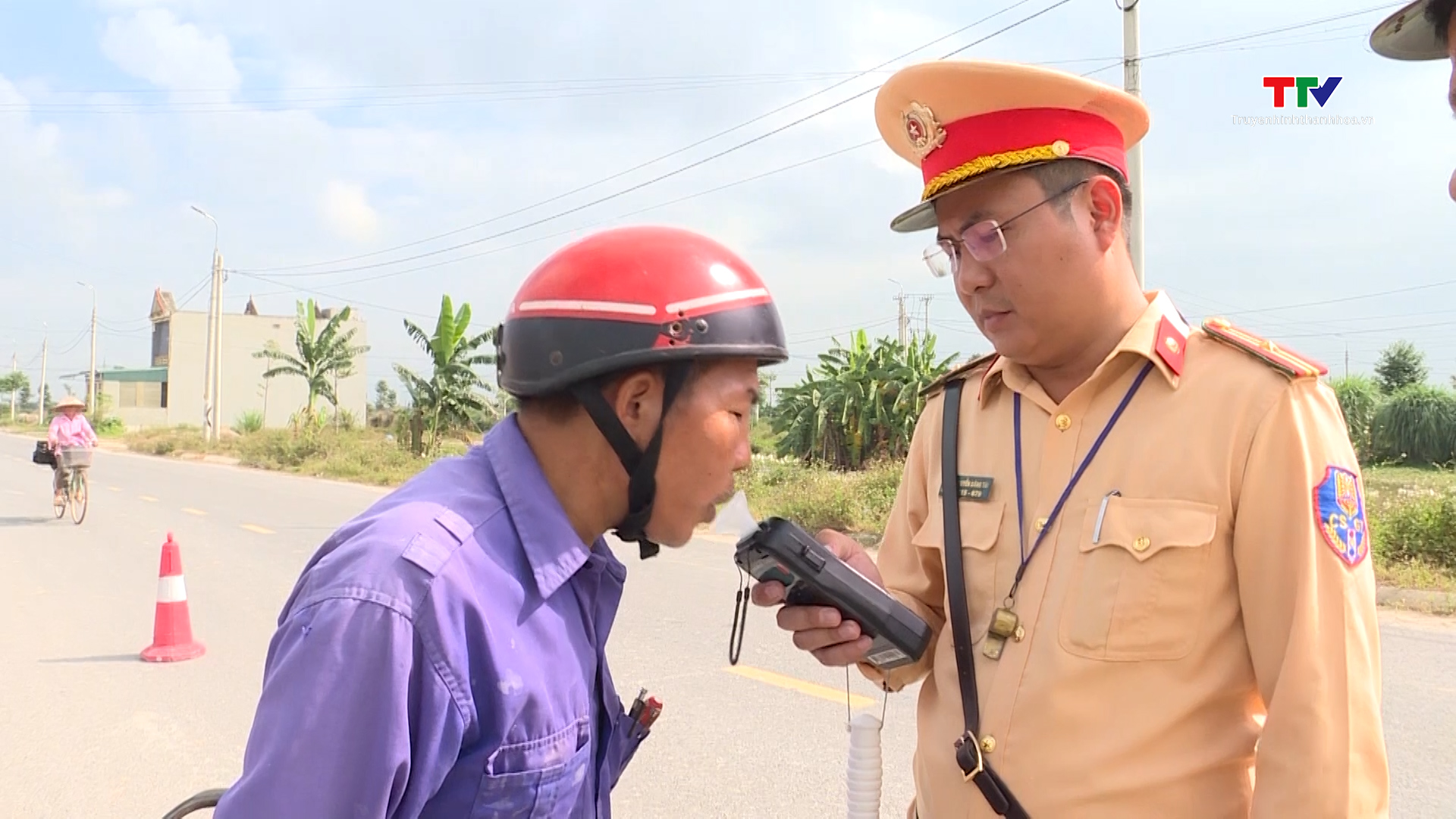 Công an huyện Đông Sơn tăng cường các giải pháp bảo đảm trật tự an toàn giao thông- Ảnh 1.