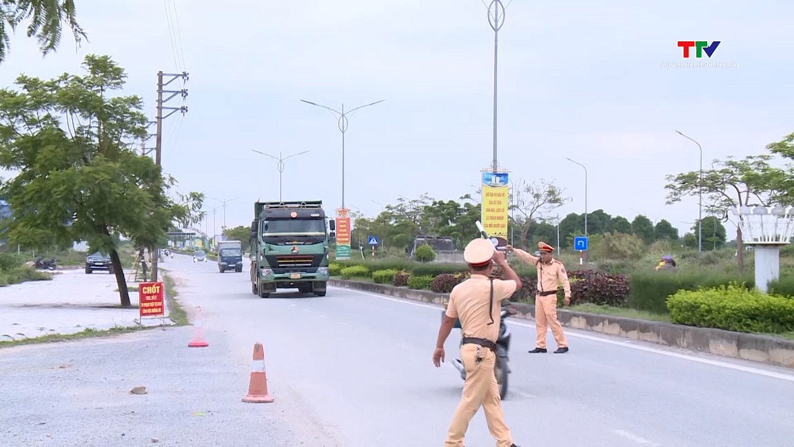 Công an huyện Hoằng Hoá xử lý xe quá tải, rơi vãi bùn đất gây mất an toàn giao thông- Ảnh 1.