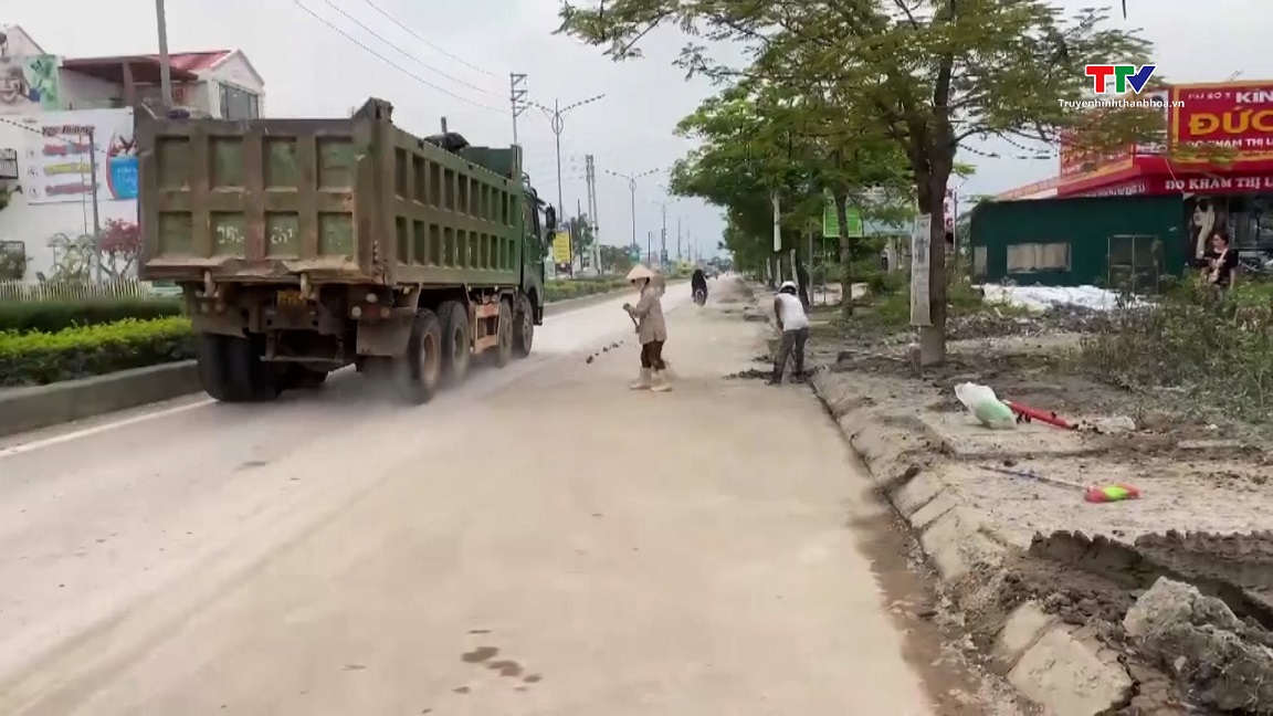 Công an huyện Hoằng Hoá xử lý xe quá tải, rơi vãi bùn đất gây mất an toàn giao thông- Ảnh 2.