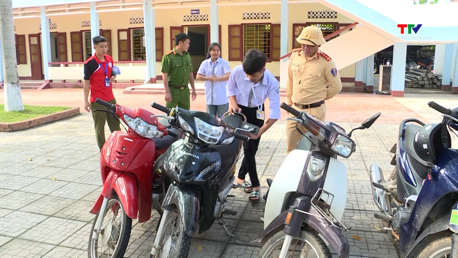 Nhiều người dân chưa nắm rõ quy định về độ tuổi điều khiển phương tiện- Ảnh 5.