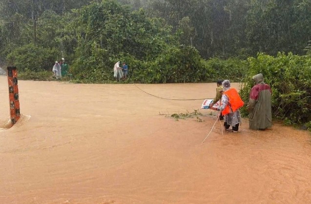 Dự báo thời tiết 31/10: Trung Bộ mưa to cục bộ, bão Kong-rey ảnh hưởng Biển Đông- Ảnh 1.