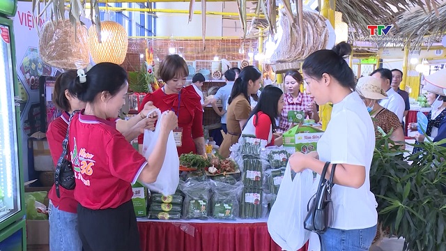 Thanh Hóa tham dự Hội chợ Làng nghề lần thứ 20 tại Hà Nội- Ảnh 1.