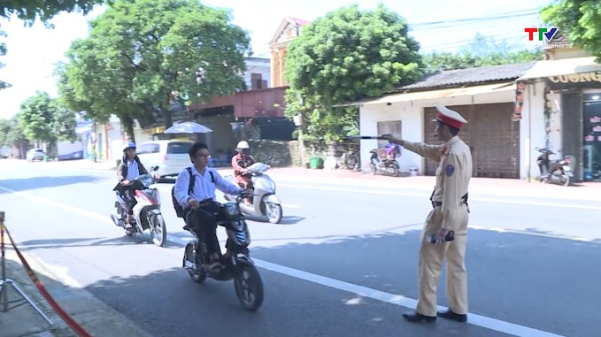 Cảnh sát giao thông Thanh Hoá ra quân xử lý học sinh vi phạm trật tự an toàn giao thông- Ảnh 2.