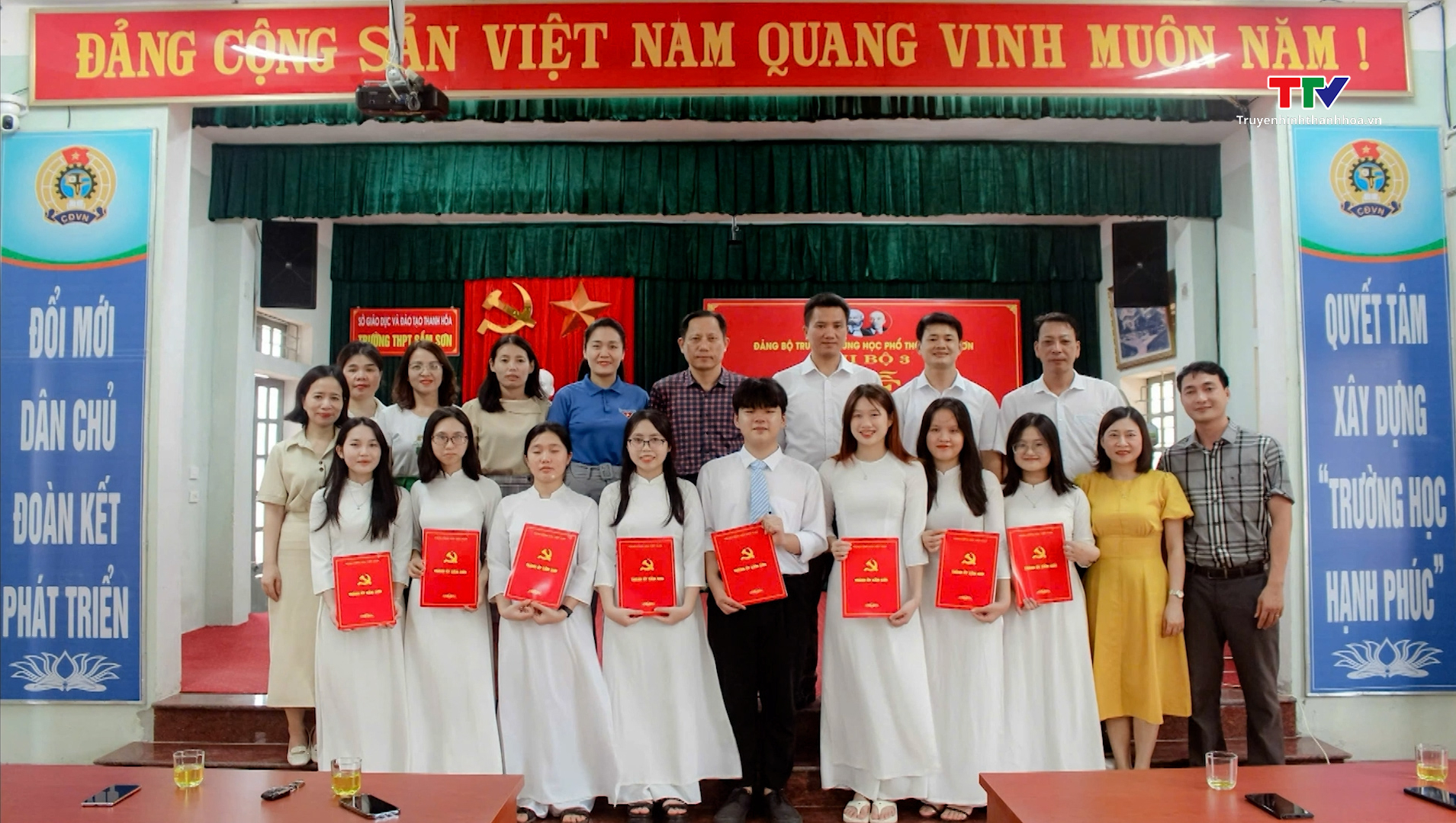 Thành phố Sầm Sơn chú trọng phát triển đảng viên trẻ là học sinh các trường học- Ảnh 1.