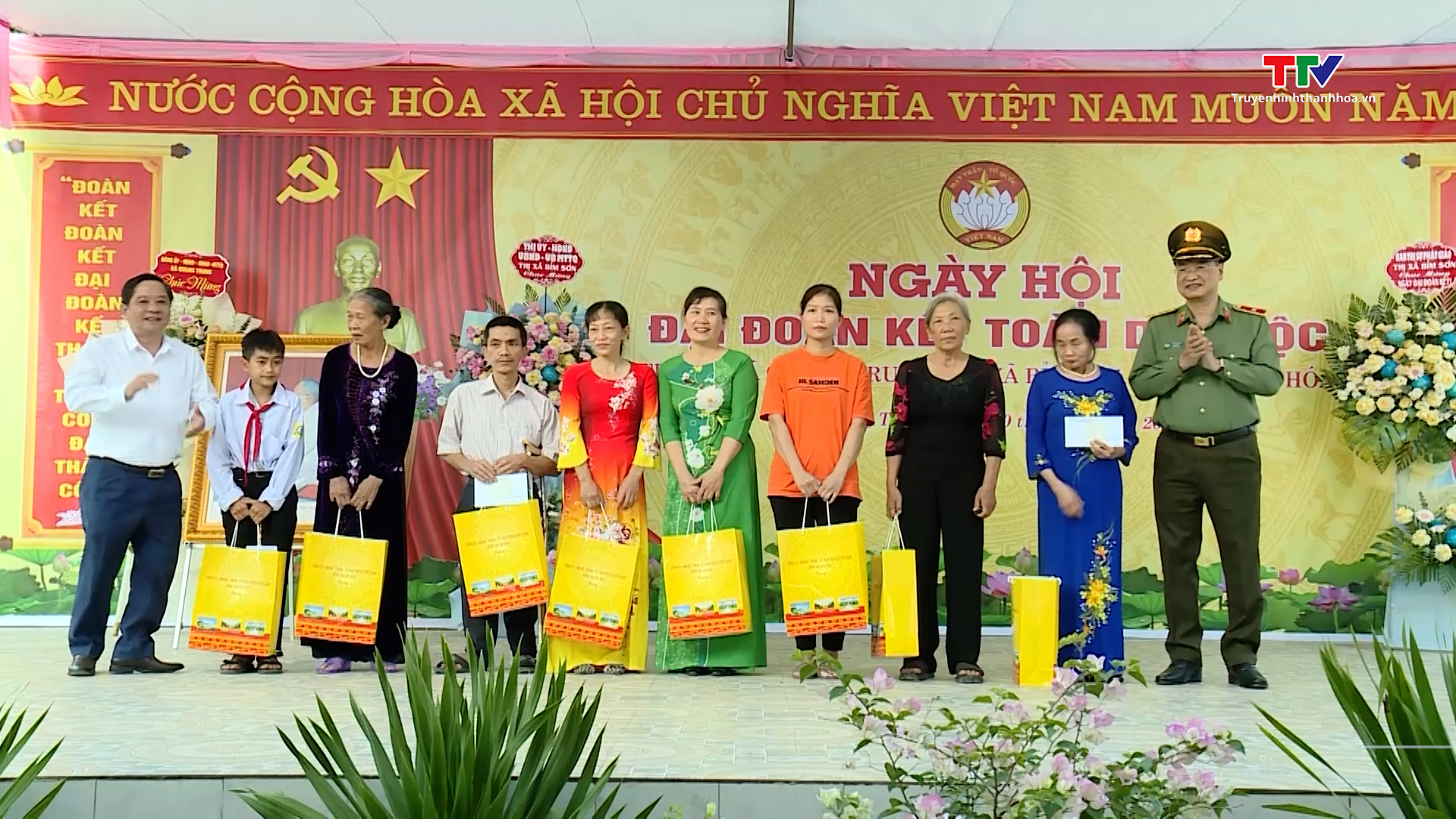 Thiếu tướng Trần Phú Hà, Giám đốc Công an tỉnh Thanh Hoá dự Ngày hội Đại đoàn kết tại Bỉm Sơn- Ảnh 1.