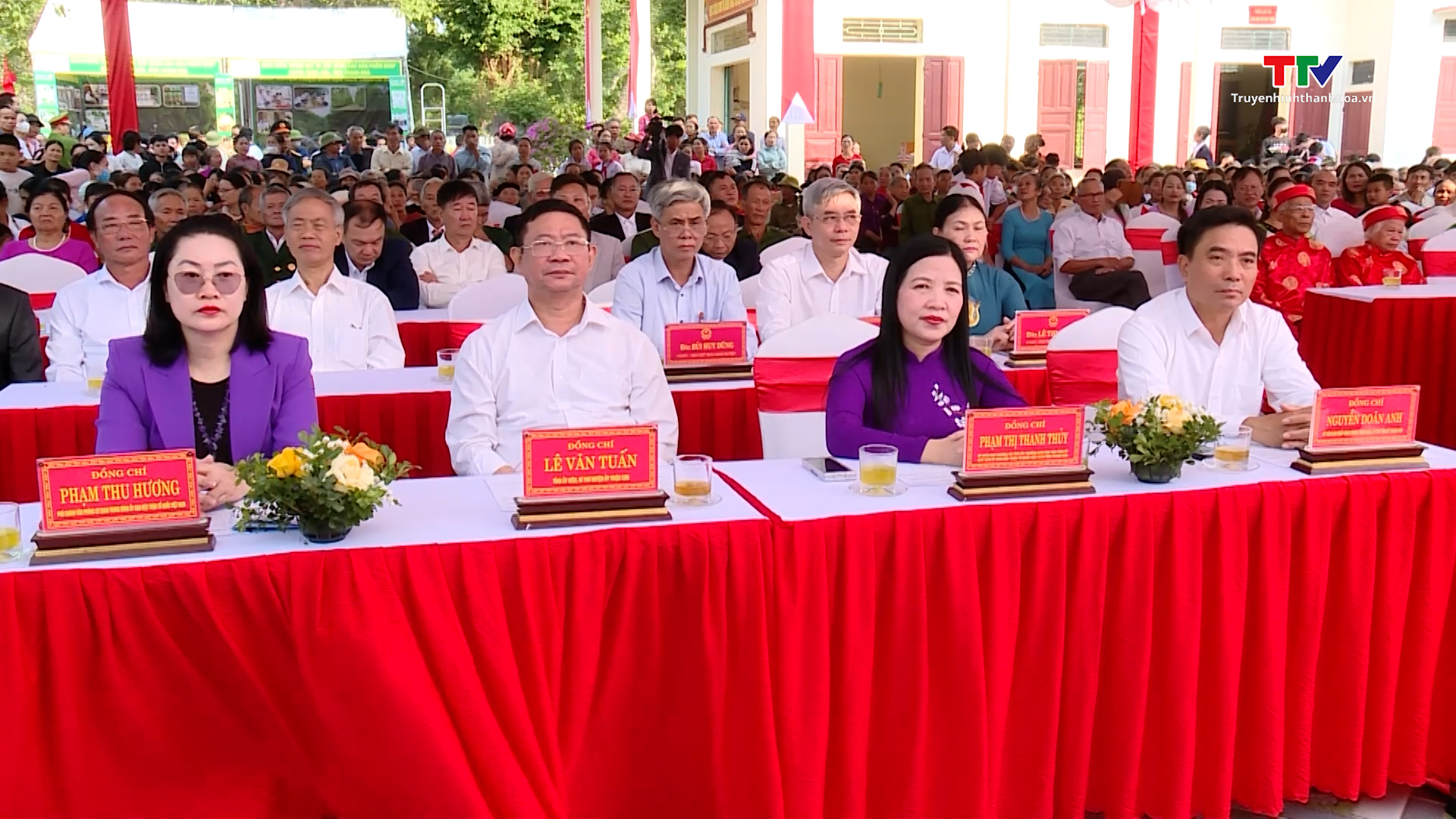 Phó Thủ tướng Chính phủ Lê Thành Long và Bí thư Tỉnh uỷ Nguyễn Doãn Anh chung vui Ngày hội Đại đoàn kết toàn dân tộc tại huyện Triệu Sơn- Ảnh 3.