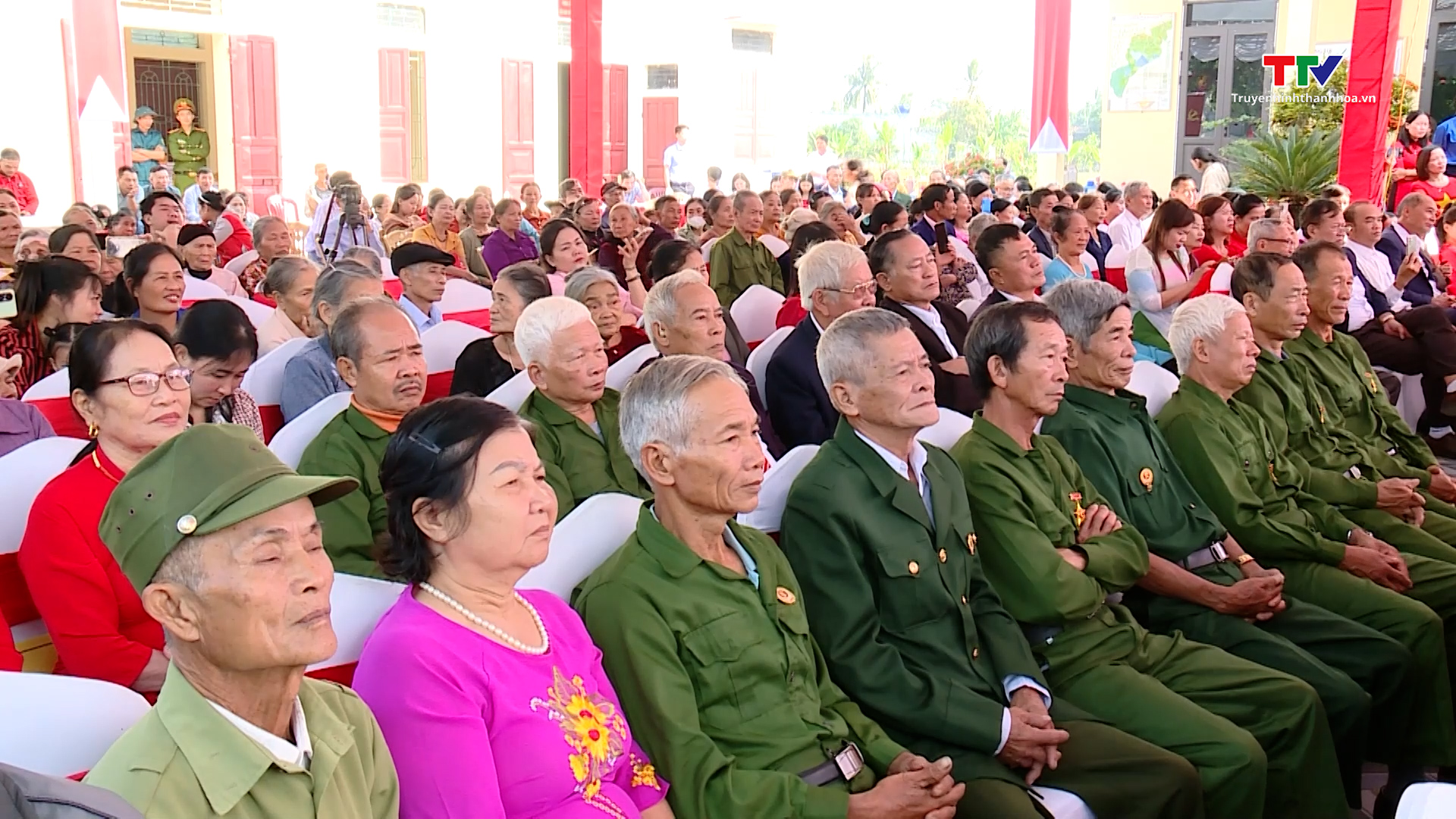 Phó Thủ tướng Chính phủ Lê Thành Long và Bí thư Tỉnh uỷ Nguyễn Doãn Anh chung vui Ngày hội Đại đoàn kết toàn dân tộc tại huyện Triệu Sơn- Ảnh 6.