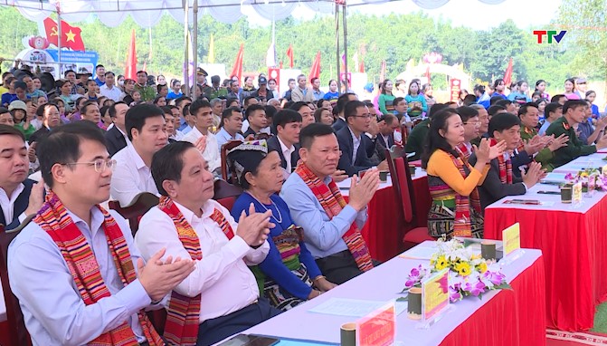 Phó Chủ tịch Thường trực UBND tỉnh Nguyễn Văn Thi dự ngày hội đại đoàn kết tại Quan Sơn- Ảnh 2.