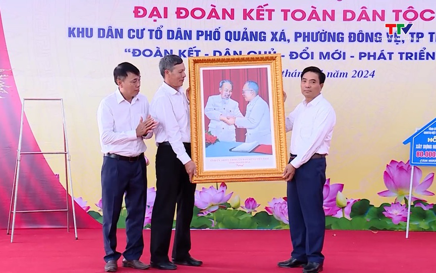 Bí thư Tỉnh ủy Nguyễn Doãn Anh chung vui ngày hội đại đoàn kết toàn dân tộc tại khu dân cư phố Quảng Xá