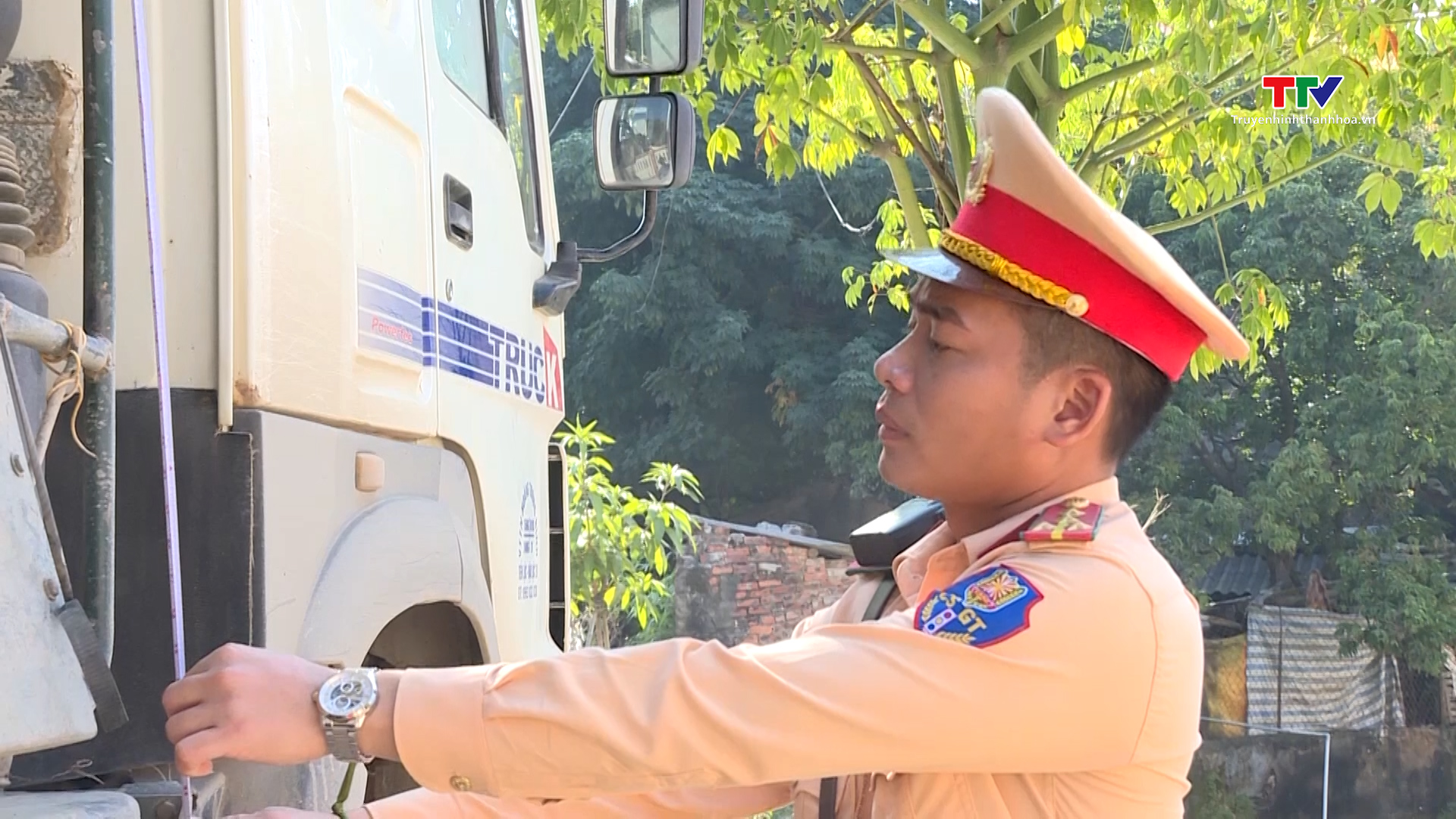 Công an huyện Hậu Lộc tăng cường xử lý vi phạm, bảo đảm trật tự an toàn giao thông những tháng cuối năm- Ảnh 4.