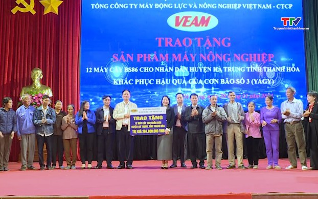 Trao tặng 12 máy cày cho Nhân dân huyện Hà Trung khắc phục hậu quả của cơn bão số 3 