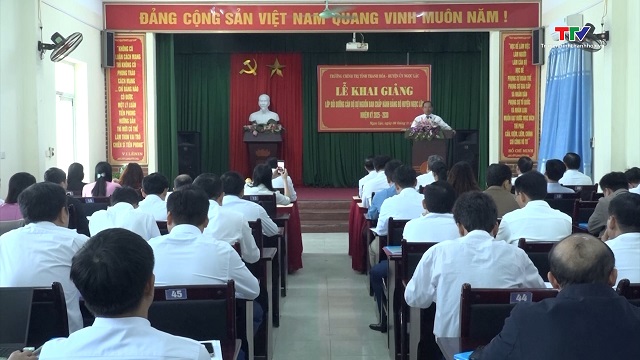 Khai giảng lớp bồi dưỡng cán bộ dự nguồn Ban Chấp hành Đảng bộ huyện Ngọc Lặc, nhiệm kỳ 2025 - 2030- Ảnh 1.