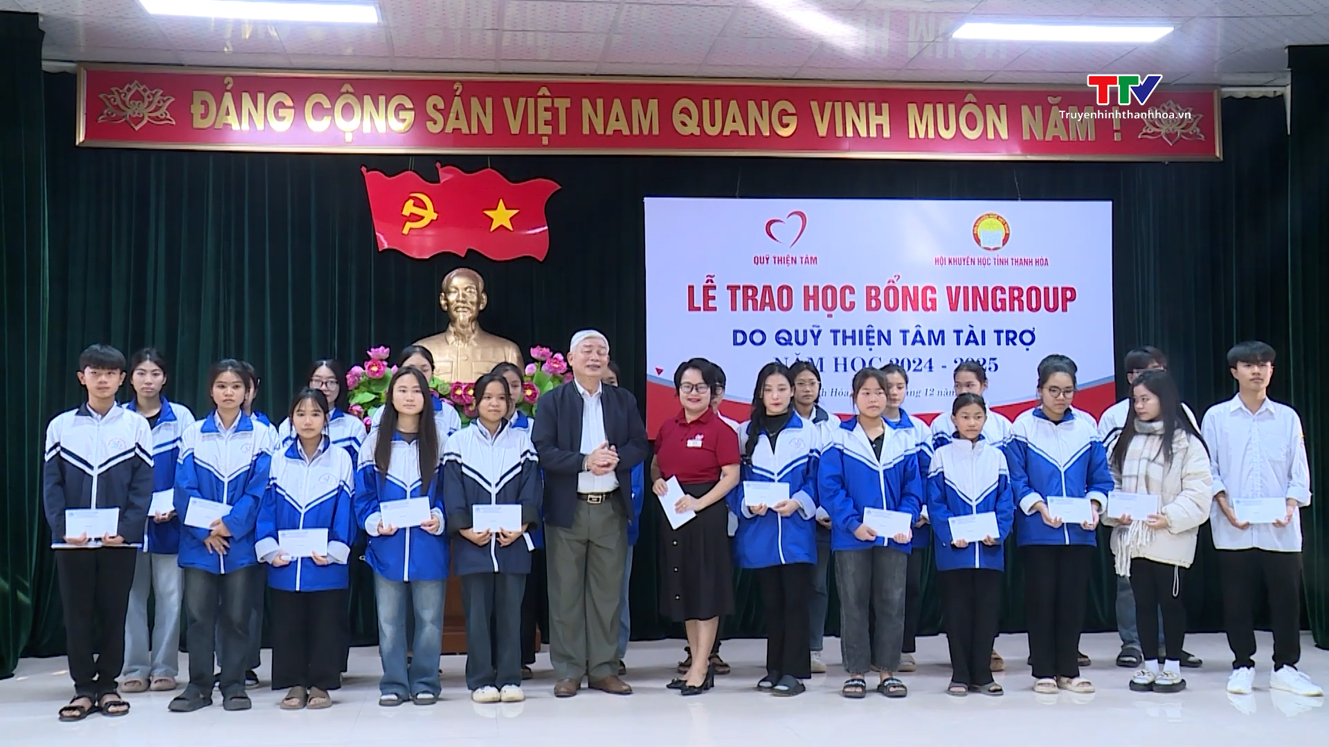 Trao học bổng cho học sinh nghèo vượt khó học giỏi- Ảnh 1.