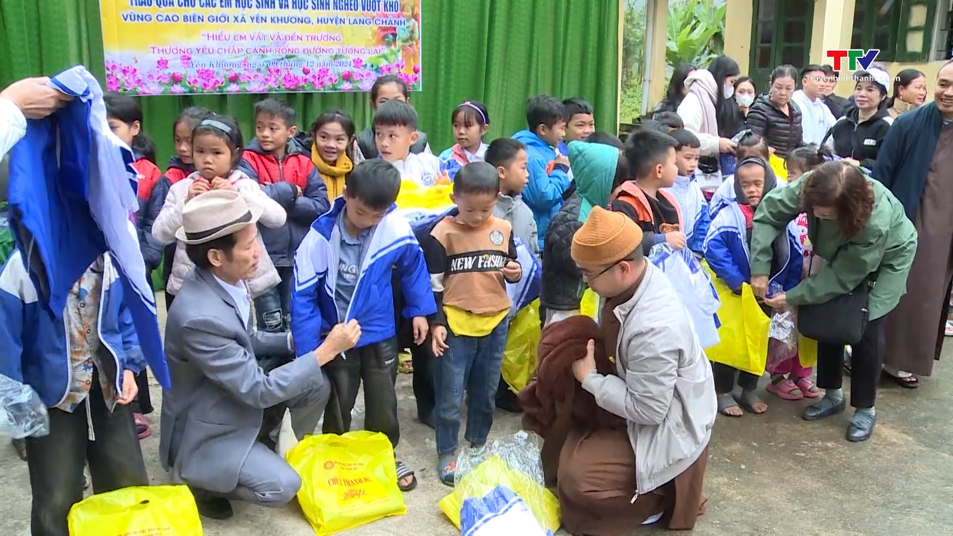 Hội phật giáo trao quà cho học sinh xã vùng cao biên giới tại huyện Lang Chánh- Ảnh 1.