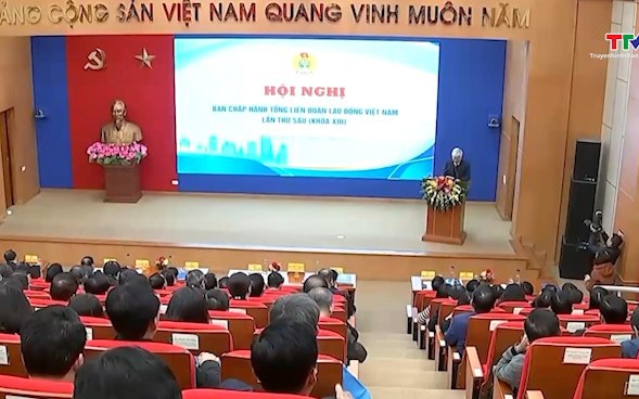 Công nhân viên chức lao động tích cực thi đua chào mừng đại hội Đảng bộ các cấp