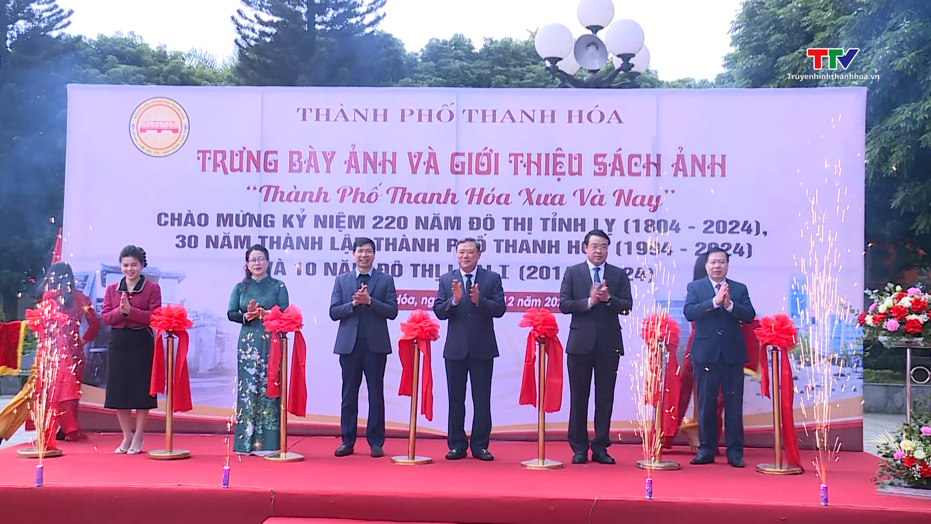 Khai mạc trưng bày ảnh và giới thiệu sách ảnh “Thành phố Thanh Hóa xưa và nay”- Ảnh 1.