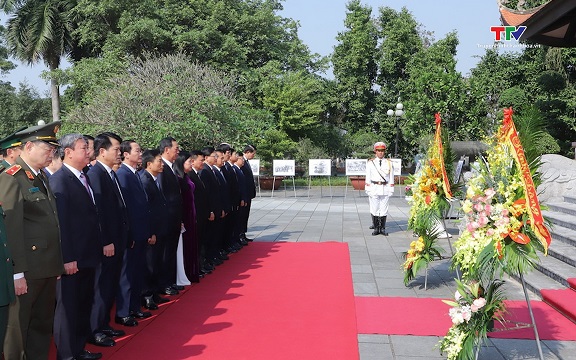 Đoàn đại biểu tỉnh Thanh Hóa dâng hương nhân kỷ niệm 80 năm ngày thành lập Quân đội Nhân dân Việt Nam