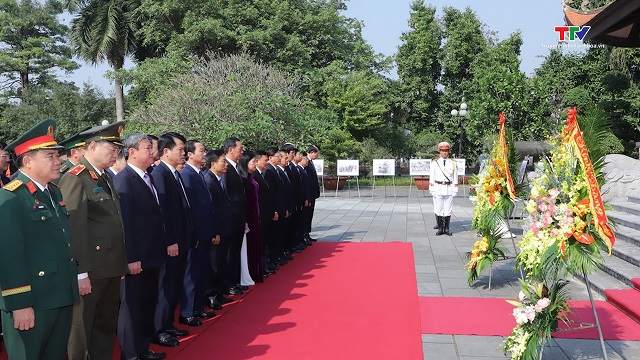 Đoàn đại biểu tỉnh Thanh Hóa dâng hương nhân kỷ niệm 80 năm ngày thành lập Quân đội Nhân dân Việt Nam- Ảnh 1.