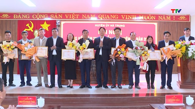 Huyện ủy Hà Trung tổng kết năm 2024, triển khai nhiệm vụ năm 2025- Ảnh 1.