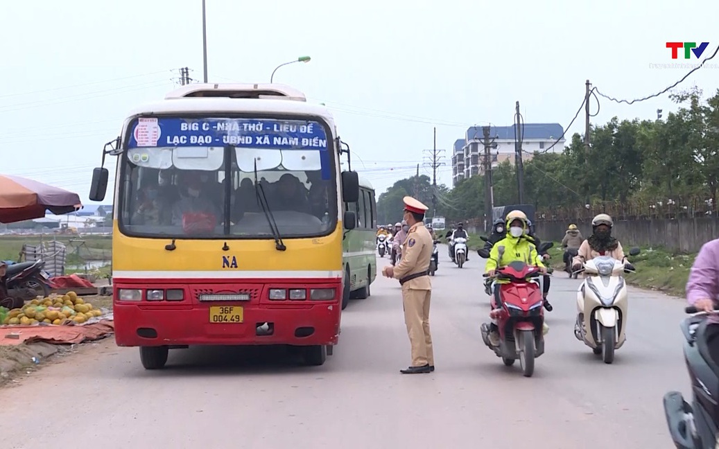 Công an thị xã Nghi Sơn xử lý nghiêm các trường hợp xe chở công nhân vi phạm quy định trật tự giao thông