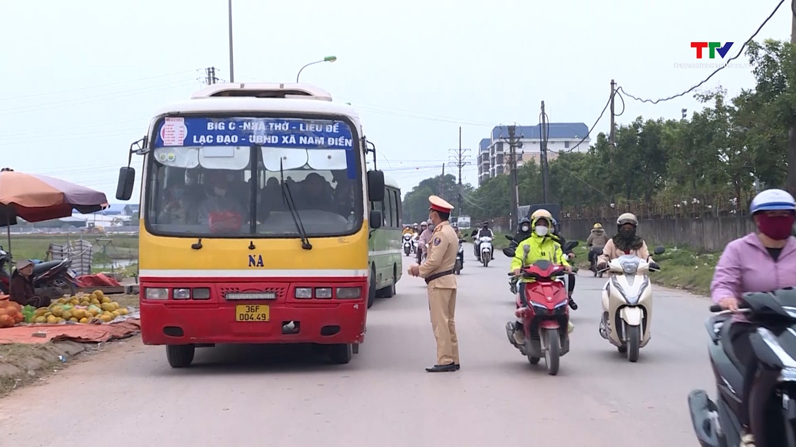 Công an thị xã Nghi Sơn xử lý nghiêm các trường hợp xe chở công nhân vi phạm quy định trật tự giao thông- Ảnh 1.