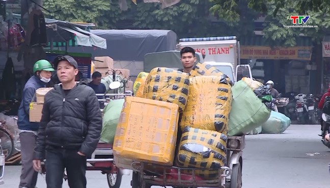 Tiềm ẩn nguy cơ mất an toàn giao thông từ việc chở hàng hoá cồng kềnh- Ảnh 1.